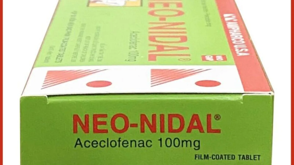 患者拿着尼达尼布100mg药盒，另一只手拿着手机查看用药提醒
