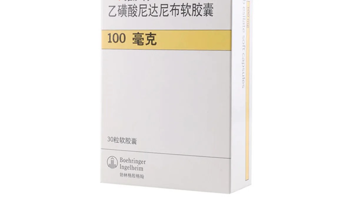 患者手持尼达尼布100mg药盒，另一只手拿着肺功能报告